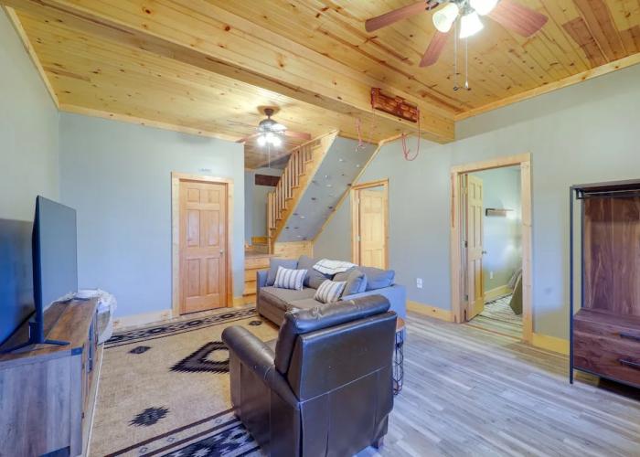 Blowing Rock Escape w/ Covered Deck & Fire Pit