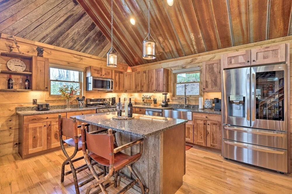 фото Family Cabin w/ Hot Tub: 12 Mi to Beech Mountain!