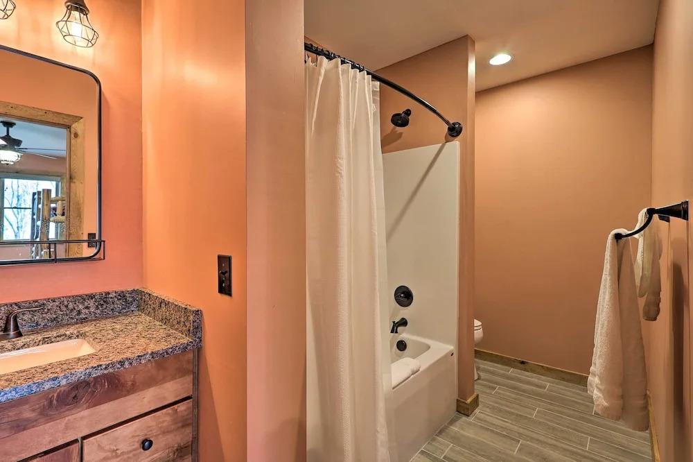 фото Family Cabin w/ Hot Tub: 12 Mi to Beech Mountain!