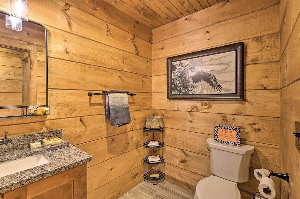 фото Family Cabin w/ Hot Tub: 12 Mi to Beech Mountain!