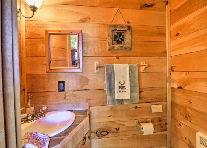 Ski, Hike, & Visit Vineyards: Banner Elk Cabin