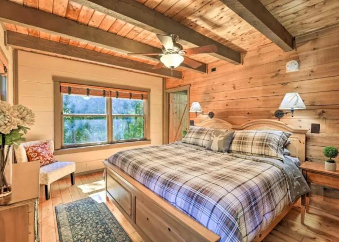 Ski, Hike, & Visit Vineyards: Banner Elk Cabin