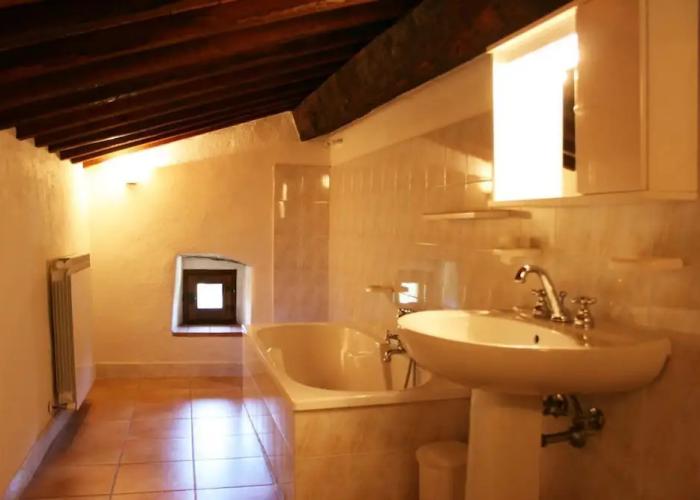 Stunning private villa with private pool, WIFI, TV, pets allowed and parking, close to Cortona