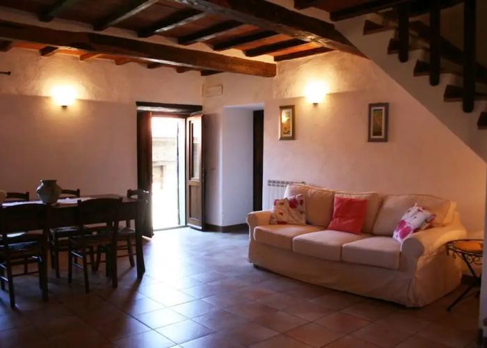 Stunning private villa with private pool, WIFI, TV, pets allowed and parking, close to Cortona