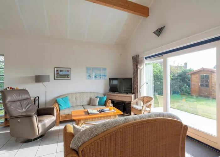 Elegant Villa Beachside With Garden
