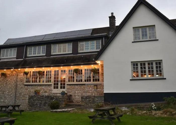 Three Horseshoes