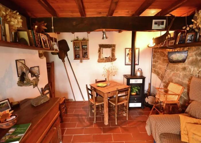 Beautiful Cottage in Pescia with Hot Tub