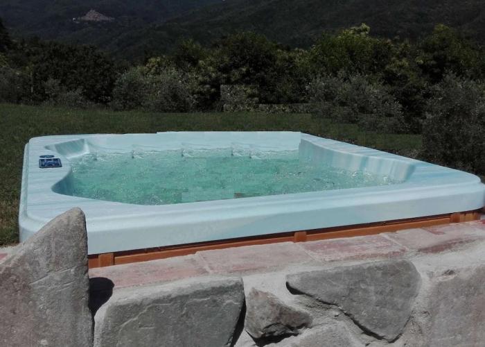 Beautiful Cottage in Pescia with Hot Tub