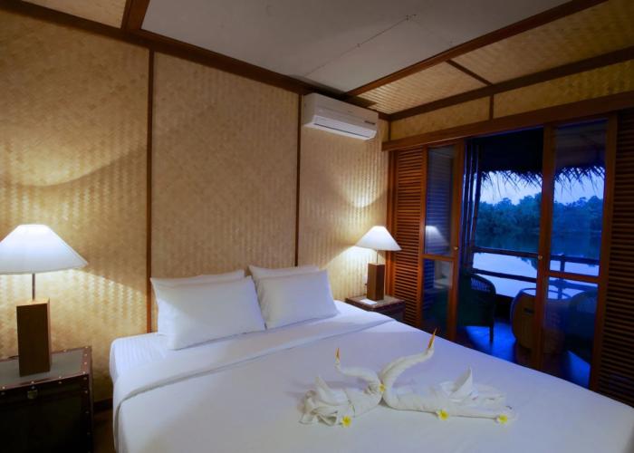 Yathra Houseboat