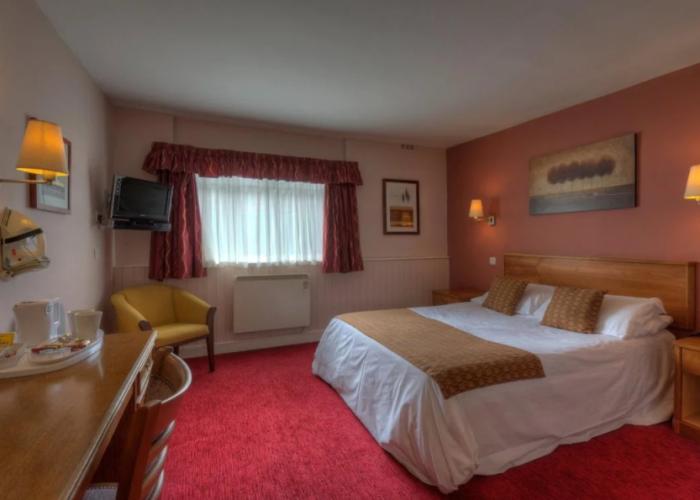 The Longshoot Hotel by Greene King Inns