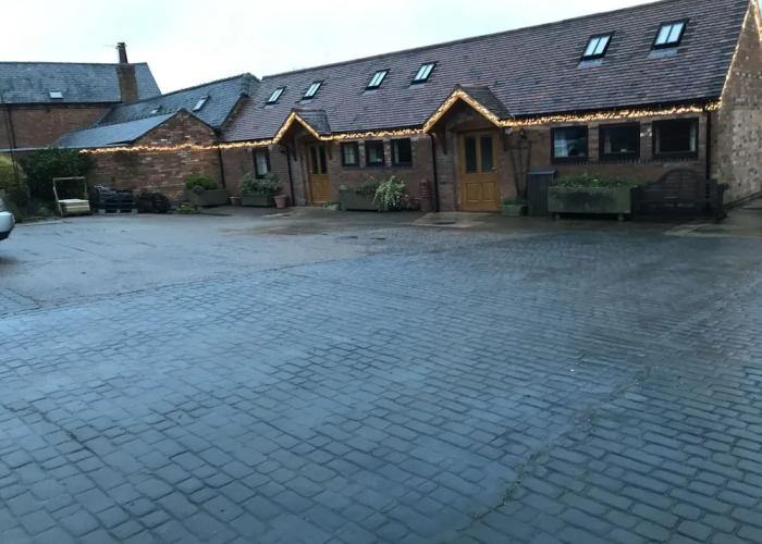 Nuneaton - Cottage - Sleeps 2 - Parking - Garden