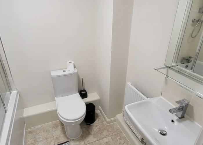 Inviting 6-bed House in Nuneaton