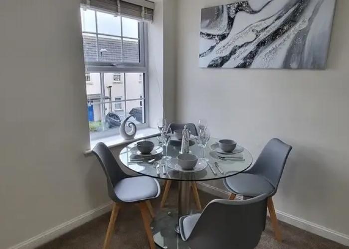 Inviting 6-bed House in Nuneaton
