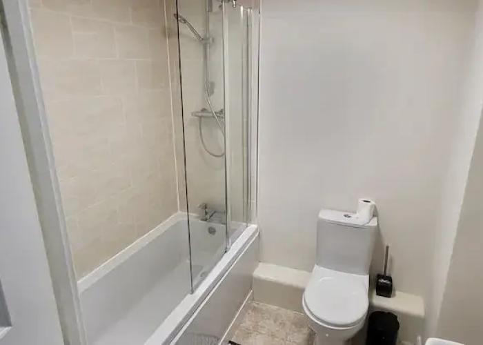Inviting 6-bed House in Nuneaton