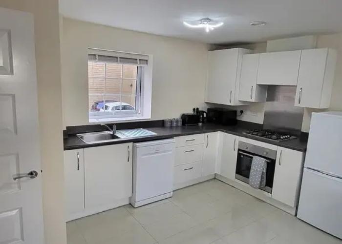 Inviting 6-bed House in Nuneaton