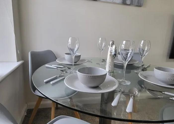 Inviting 6-bed House in Nuneaton