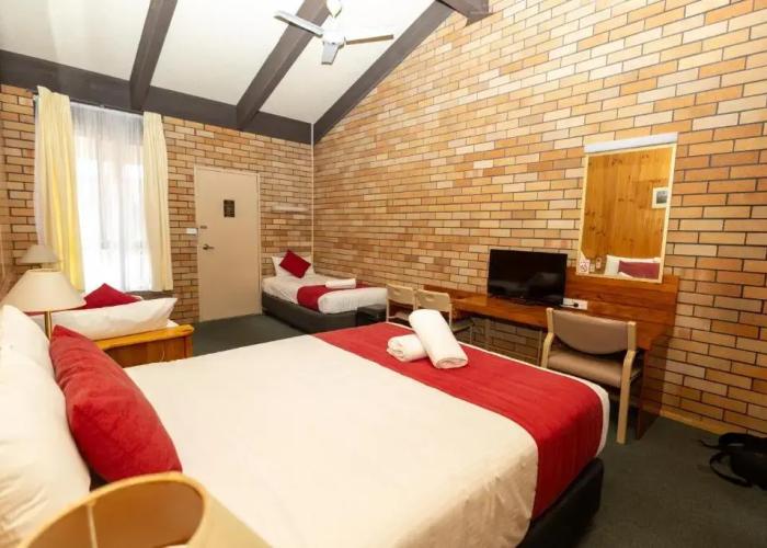 All Travellers Motor inn