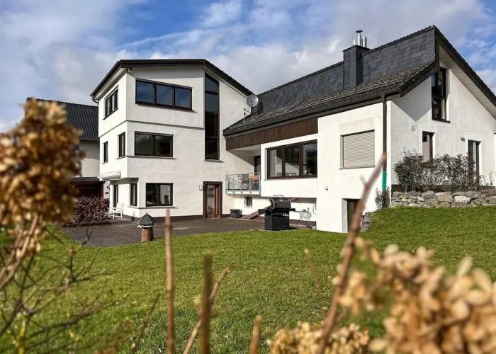Modern Split-level House Near Hennesee