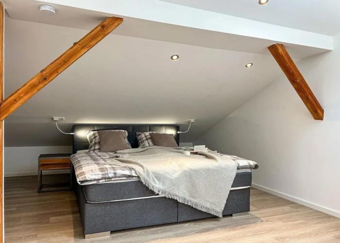 Modern Split-level House Near Hennesee