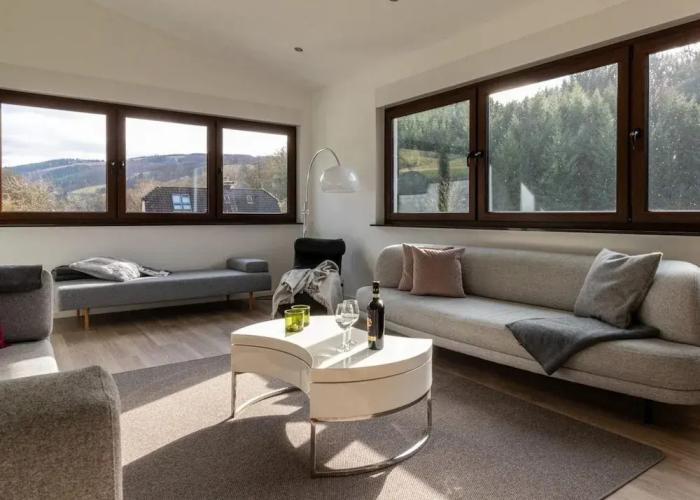 Modern Split-level House Near Hennesee