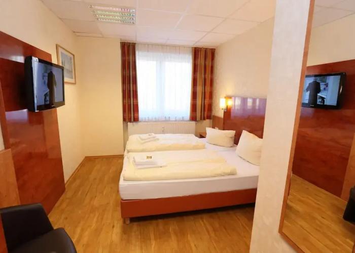 Café & Hotel am Holzhafen