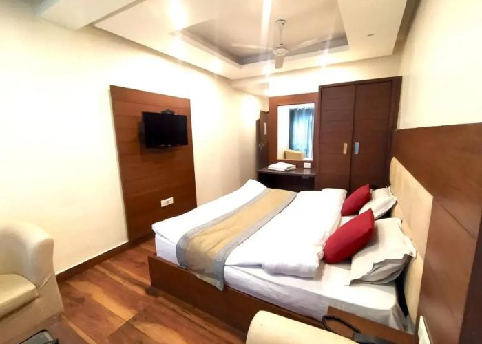 Hotel Samrat | On Mall Road with complimentary Parking
