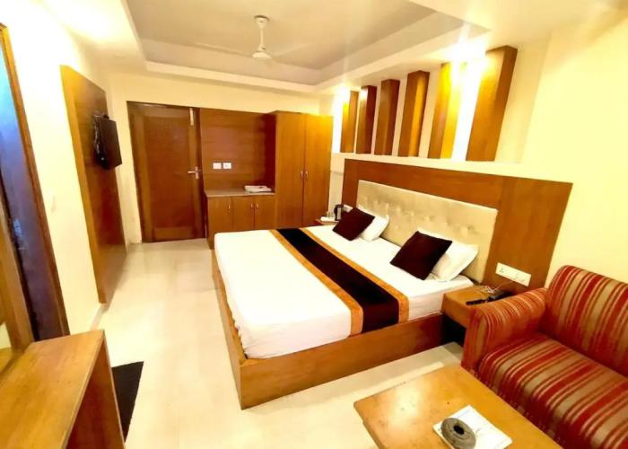 Hotel Samrat | On Mall Road with complimentary Parking