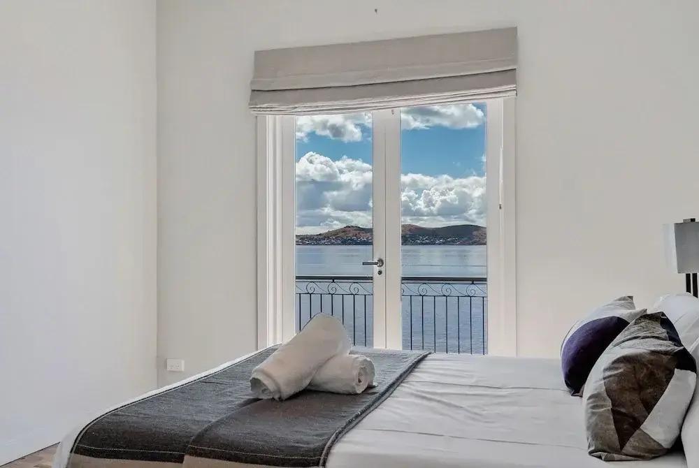 Hakari - waterfront & light filled