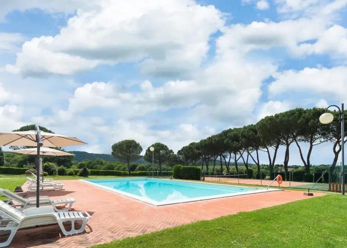 Country House With Pool and Court