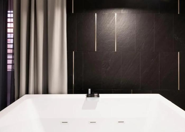 Alkamuri Posh Hotel Spa 107 Jacuzzi Suite