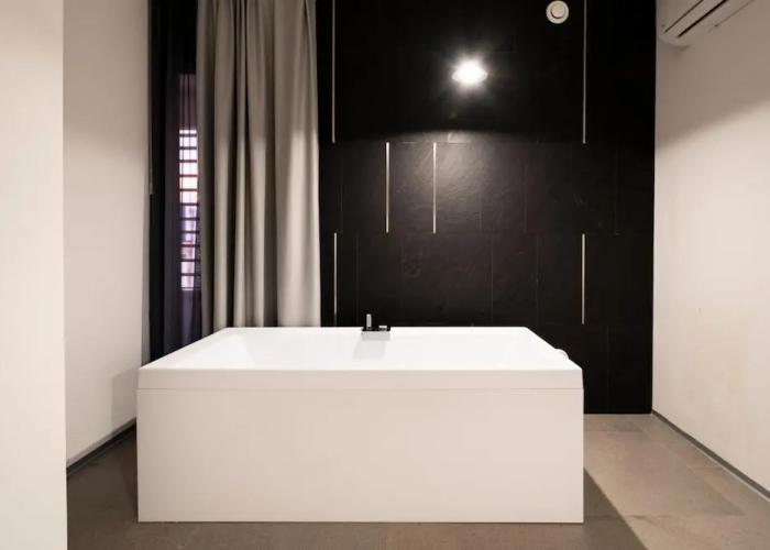 Alkamuri Posh Hotel Spa 107 Jacuzzi Suite
