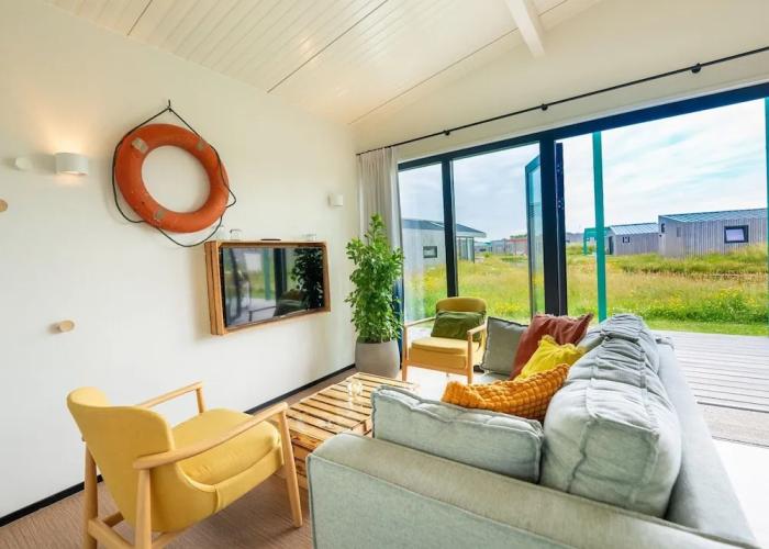 Luxury Lodge, 2 Bathrooms, Near the Sea