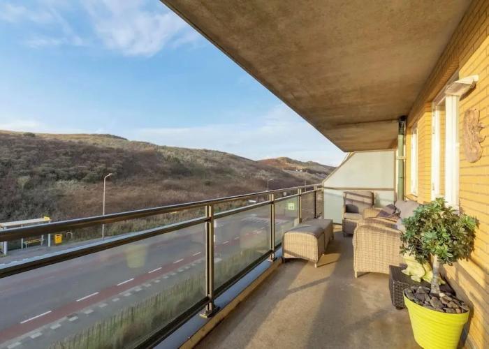 Beachside Apartment With Balcony
