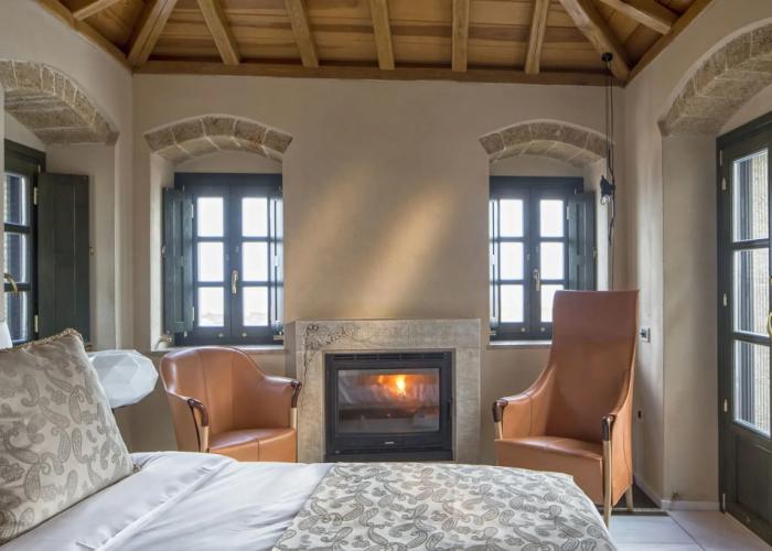 Moni Emvasis Luxury Suites