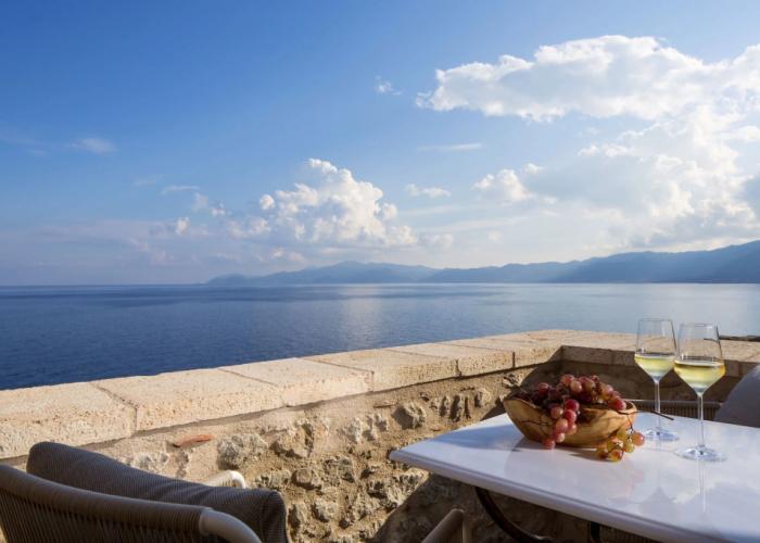 Moni Emvasis Luxury Suites