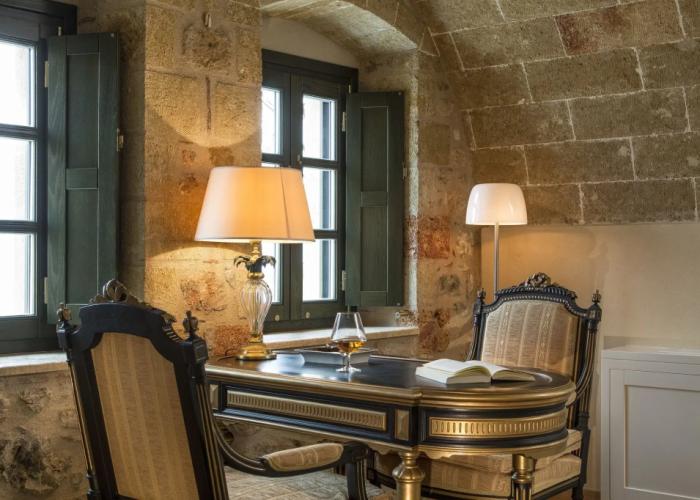 Moni Emvasis Luxury Suites