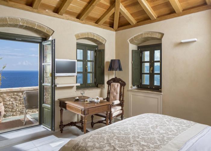 Moni Emvasis Luxury Suites