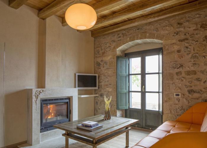 Moni Emvasis Luxury Suites