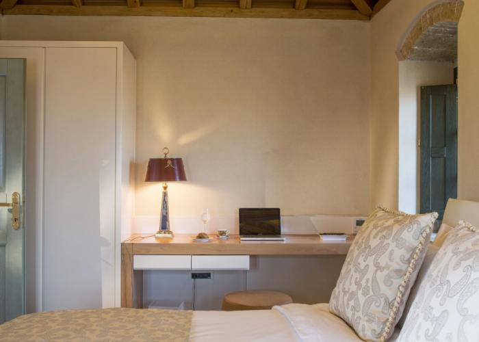 Moni Emvasis Luxury Suites