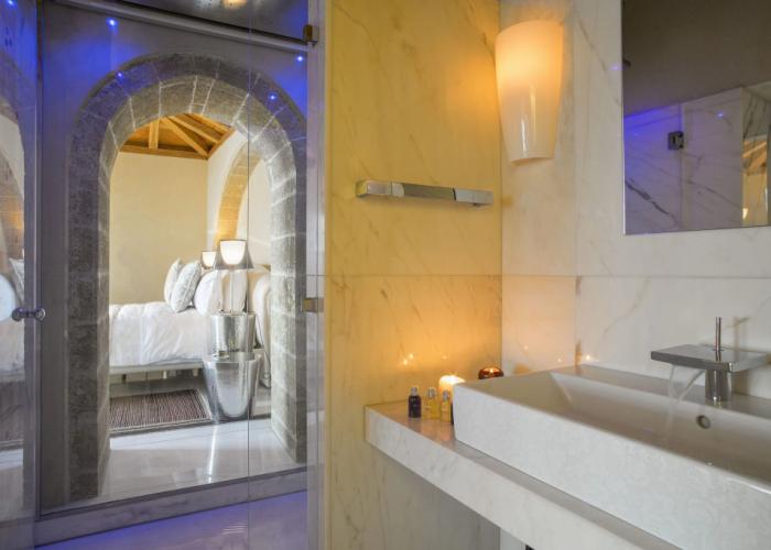 Moni Emvasis Luxury Suites