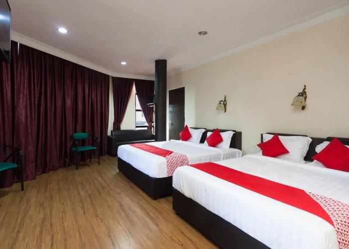 OYO 43915 T P Hotel
