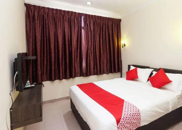 OYO 43915 T P Hotel