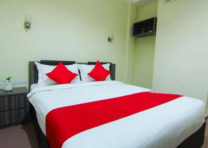 OYO 43915 T P Hotel