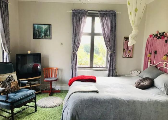 2-bed Apartment Overlooking the River