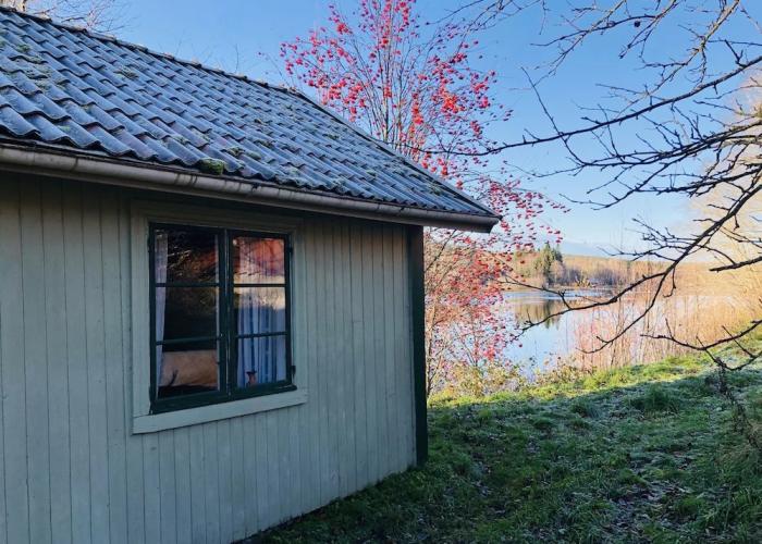 Tranquil Lakeside Cottage Retreat