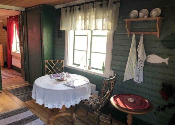 Tranquil Lakeside Cottage Retreat