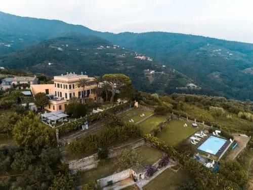 Villa Riviera Suites