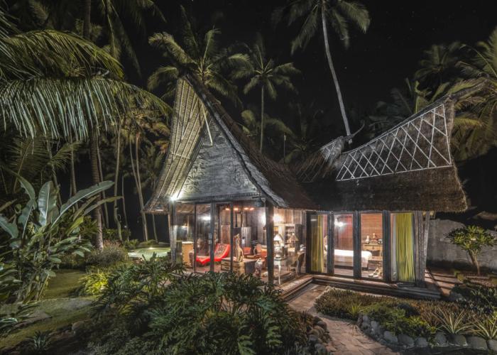Absolute Beachfront Romantic Villa Laut