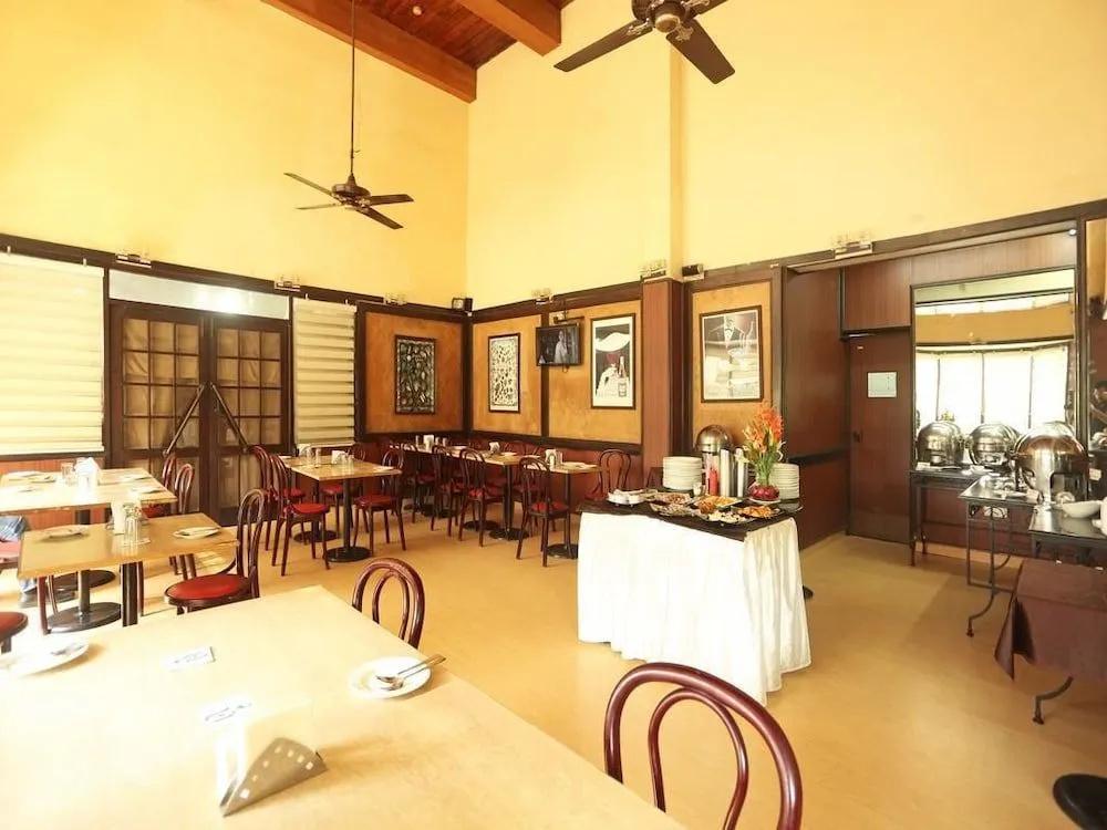 фото Nirula's Hotel