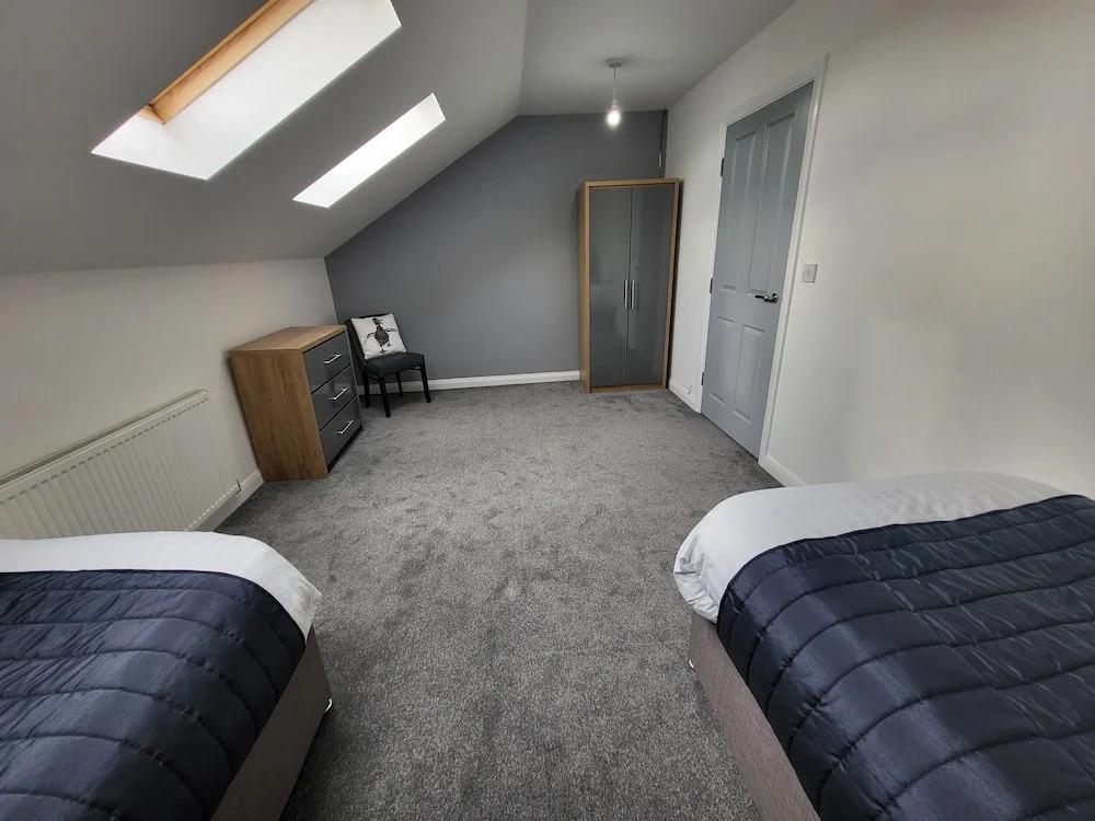 4 Bedroom Home Tameside, Grt Manchester Sleeps 7